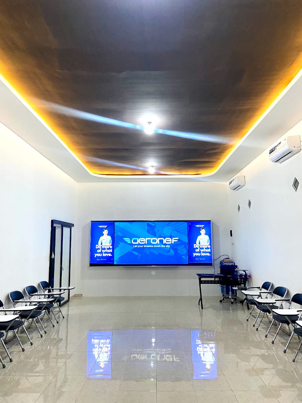 Info Pramugari Rahasia Sukses Terbang Tinggi Tanpa Bikin Kantong Boncos! Info